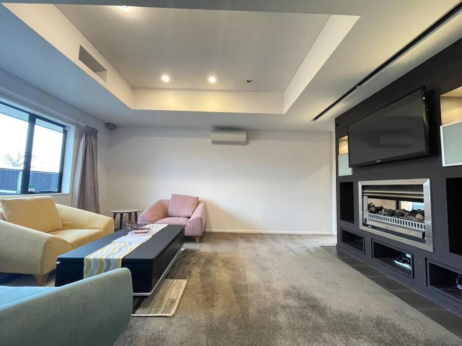 Spacious 4 Bed Family * Christchurch